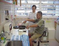 鼓励及协助病人处理日常家居操作，重拾失去的信心